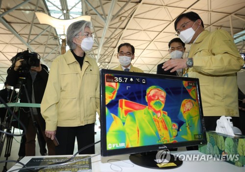 강경화 "코로나19 상황 진전되면서 입국제한 많이 풀릴 것 기대"