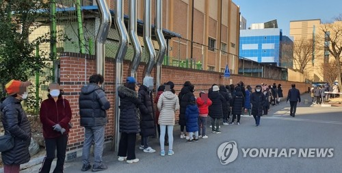 이제는 약국 앞에 마스크 줄…처방약 사는 환자들 뒤로 밀려