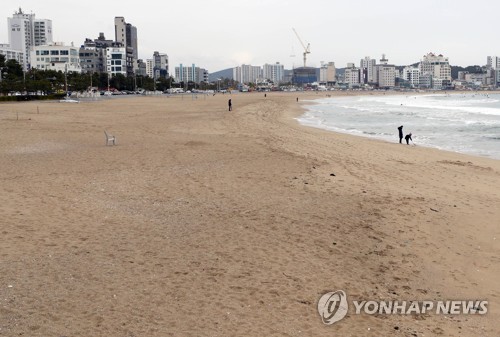 봄은 왔지만 텅 빈 해운대…관광객 발길 끊겨 썰렁