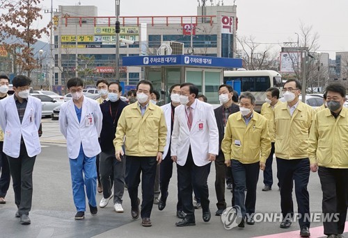 정총리, 대구서 코로나19 지휘 계속…드라이브 스루 진료소 점검