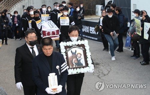 "마사회 갑질, 얼마나 힘들었나"…故문중원 기수 102일만의 발인