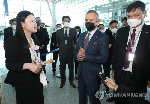 해리스 미국대사, 인천공항 '출국검역' 참관…"세계적 표본될만"