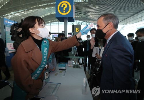 해리스 미국대사, 인천공항 '출국검역' 참관…"세계적 표본될만"