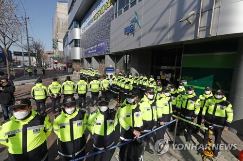 대구시·경찰, 신천지 교회 뒷문 열고 진입…첫 행정조사(종합2보)