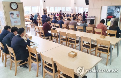 '집단감염' 해양수산부 26명 확진…14명 검사 대기 중