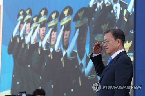 문 대통령, 신임 경찰 경위·경감 임용식 참석…경찰개혁 당부(종합)