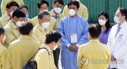 문 대통령, 생활치료센터 찾아 "무슨 수 써서라도 지원하겠다"