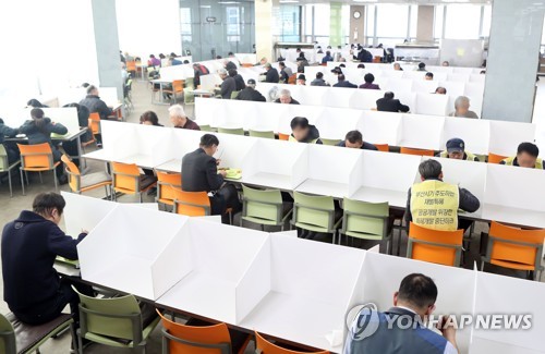 투명 가림막 등…코로나19에 일상 속 비대면 접촉 확산
