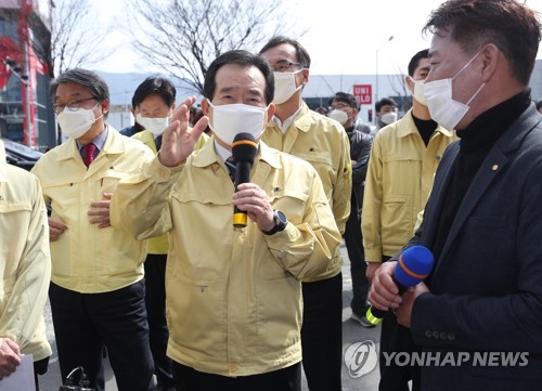 정총리 "목마를 때 물 한잔이 중요…소상공인 지원금 신속집행"