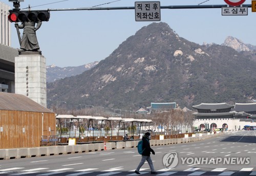 아직 사회적 거리 두기 중인데…서울 통행량 '바닥' 치고 반등