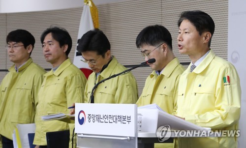 정부 "사회적 거리두기 완화할 때 아냐…해외 대유행 등 주시"(종합)