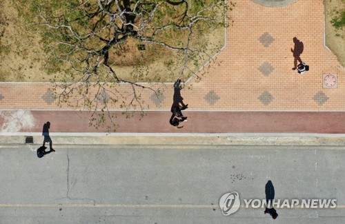 [르포] '코로나19가 앗아간 대학생활'…개강일 학교 못 가는 새내기