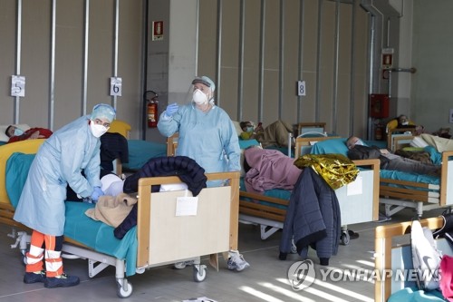 축구장 천막 병실에 병원 페리까지…의료 붕괴 직면한 이탈리아(종합)
