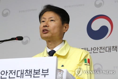 '확진자 접촉' 김강립 복지부 차관 등 8명, 2주간 자가격리(종합)