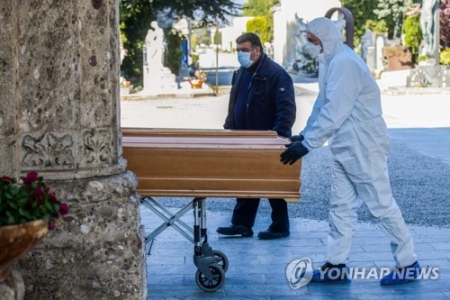 '30분에 1명씩 사망'…성당까지 시신 들어찬 이탈리아의 비극