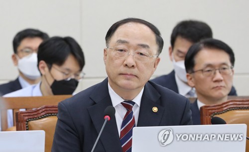 홍남기 "재난기본소득 많은 검토 필요…효율성·재원 고민해야"(종합)
