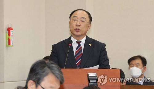 홍남기 "정부, 선물환 한도 등 금융시장 안정대책 내일 발표"