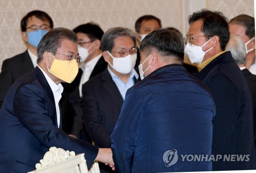 문 대통령, 양대노총 위원장과 오찬…코로나19 극복 의견수렴(종합)