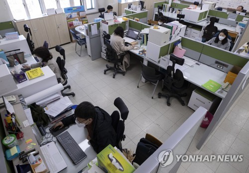 방역 부실한 학원 운영중지…개학후 확진자 발생 학교 등교중지(종합)