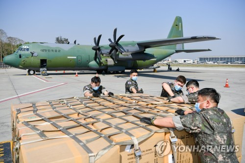미얀마서 수술용 가운 8만벌 싣고 온 공군 수송기…무박2일 비행(종합)