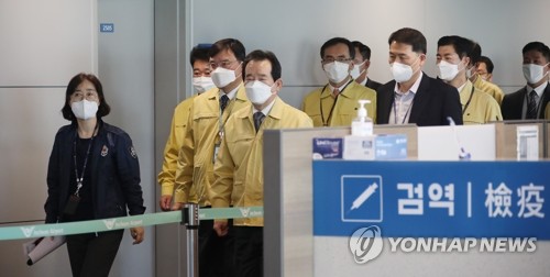 공항 검역소장 "유증상자 엄청나게 입국"…정총리 "대책 세워야"(종합)