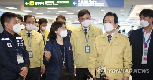 공항 검역소장 "유증상자 엄청나게 입국"…정총리 "대책 세워야"(종합)