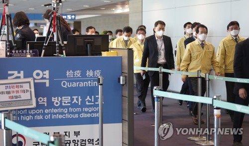 공항 검역소장 "유증상자 엄청나게 입국"…정총리 "대책 세워야"(종합)