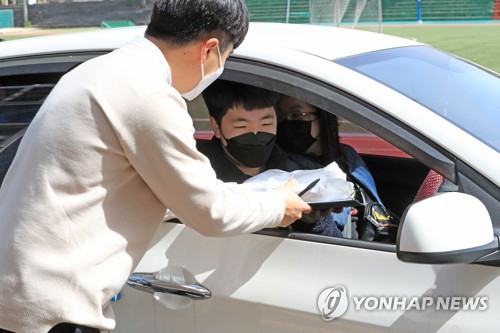 신학기 교과서에 회도시락까지 '드라이브 스루' 확산