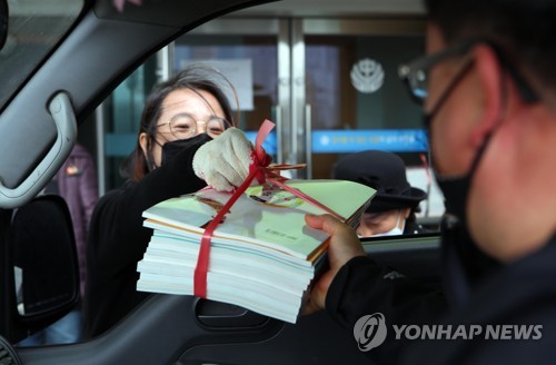 신학기 교과서에 회도시락까지 '드라이브 스루' 확산