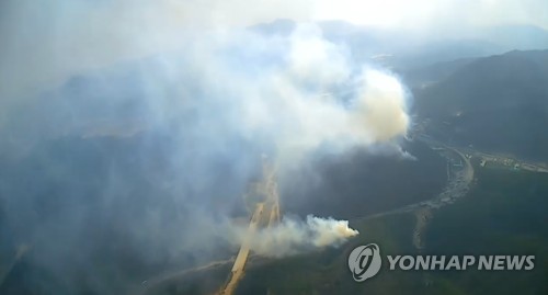 건조·강풍 특보 울산 산불 확산…진화 헬기 추락, 1명 실종