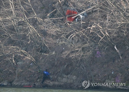 울산서 산불 진화 헬기 물 뜨다 추락…1명 구조, 1명 실종(종합2보)