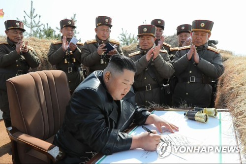 북한 노동당 양대 핵심조직, 포사격경기 우승 포병대대 축하방문(종합)