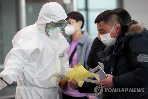 "전날 코로나19 확진자 100명 중 51명이 해외유입…전체 51%"