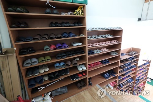 장로교 교회로 위장한 신천지 시설에 실내화만 100여 켤레