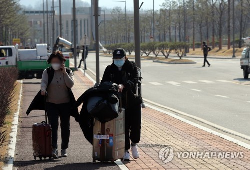 자가격리 대상 해외입국자 '개별 퇴소' 잡음…당국 "관리 강화"