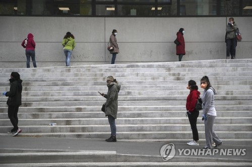 코로나19 안전지대 없다…30대 외교관, 건강한 20대 잇단 사망
