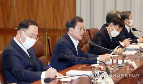 문대통령, 오늘 3차 비상경제회의…'긴급재난지원금' 결론 주목