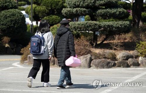 학교 개학 후 확진자 나오면…역학조사 결과 때까지 등교 중지