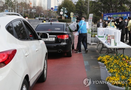 '드라이브 스루' 어디까지…우유도 차에 탄 채 산다