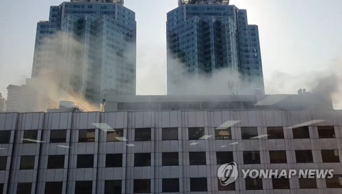 서울 여의도백화점 옥상서 불…60여명 대피