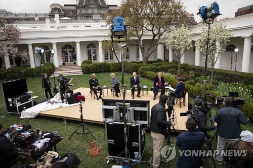 다급한 트럼프 "한국 검사수 넘었다"며 틀린 수치로 연일 방어막