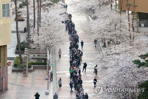 '마스크보다 더 절박' 소상공인 직접대출 첫날, 창구마다 장사진