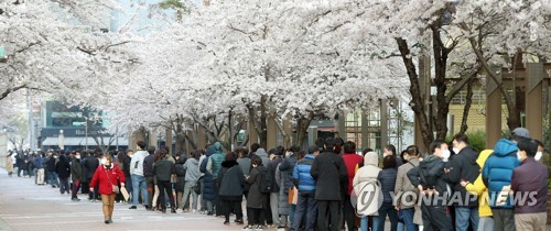 새벽부터 수천명 긴 줄…소상공인 1천만원 직접대출 시작