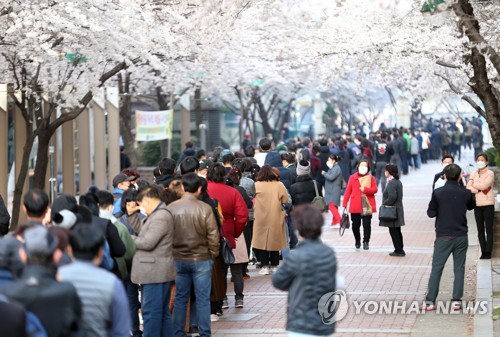 '마스크보다 더 절박' 소상공인 직접대출 첫날, 창구마다 장사진
