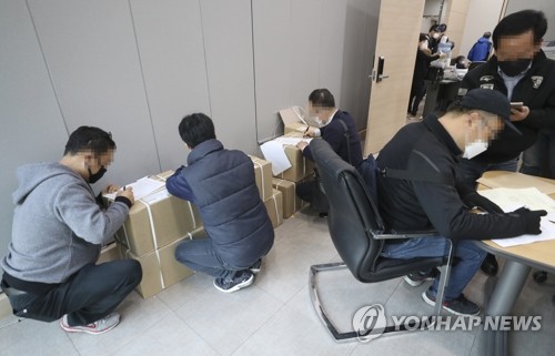 '마스크보다 더 절박' 소상공인 직접대출 첫날, 창구마다 장사진