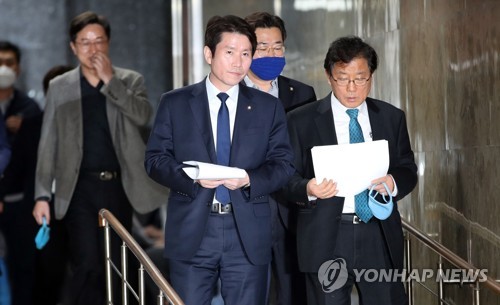 '사기극'이라던 의원 파견 실행한 민주…이해찬 "불가피한 상황"(종합)