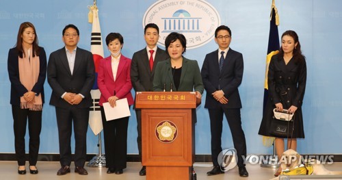 미래한국당 대변인단, 기자 상견례…첫 시각장애 대변인 연단에