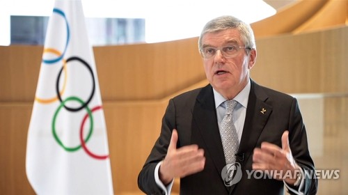 '뒤늦은' 올림픽 연기 결정에 흔들리는 바흐 IOC 위원장 리더십