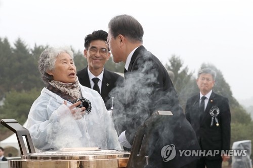 천안함 용사 유족에 허리굽힌 문대통령…"헌신에 끝까지 책임"