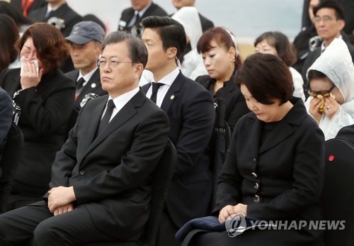 천안함 용사 유족에 허리굽힌 문대통령…"헌신에 끝까지 책임"